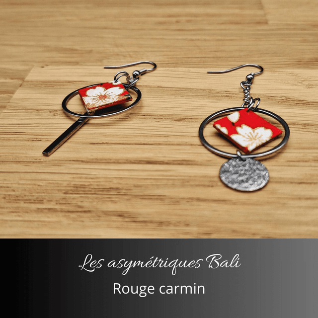 Boucles d'oreilles asymétriques Bali - Rouge carmin