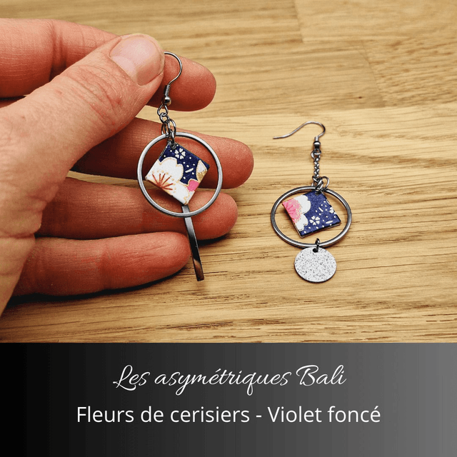 Boucles d'oreilles asymétriques Bali - Violet foncé, fleurs de cerisiers