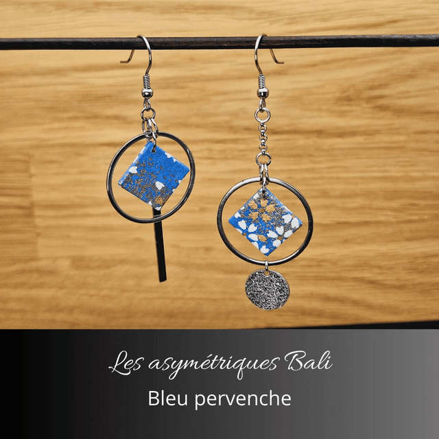 Boucles d'oreilles asymétriques Bali - Bleu pervenche