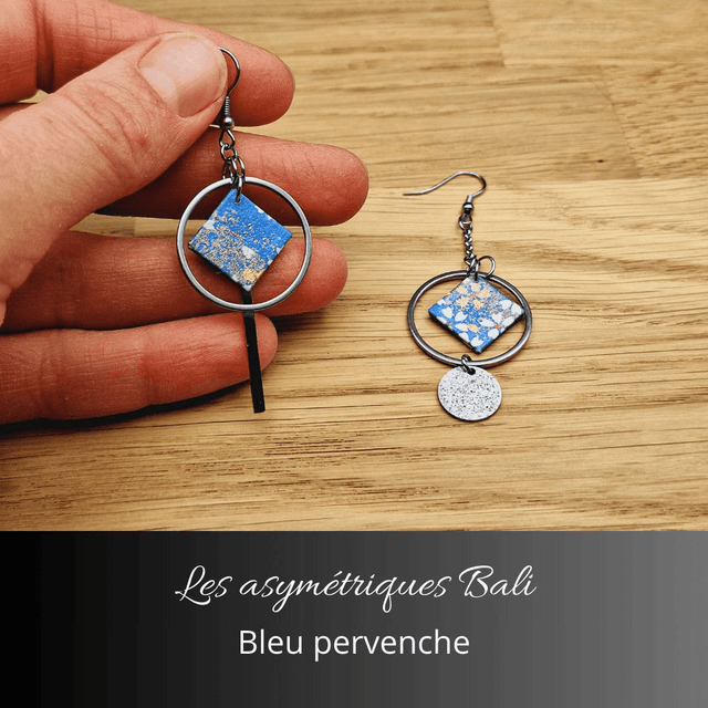 Boucles d'oreilles asymétriques Bali - Bleu pervenche