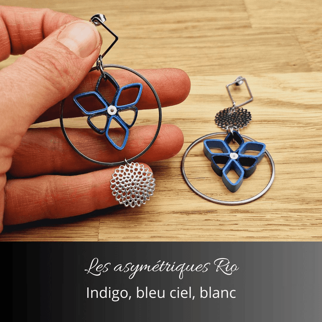 Boucles d'oreilles asymétriques Rio - Indigo bleu ciel et blanc