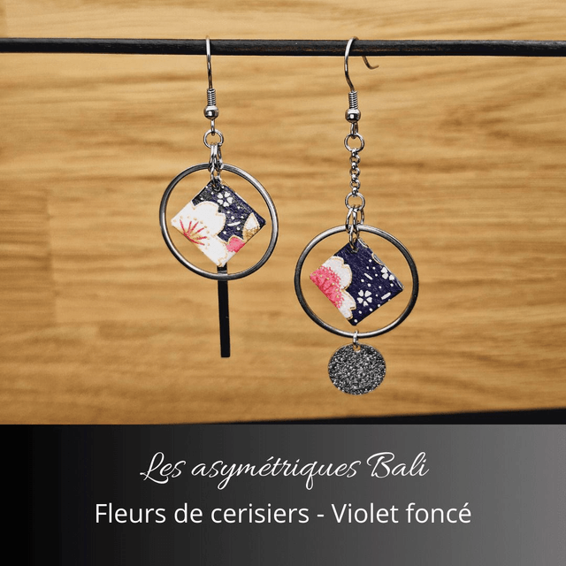 Boucles d'oreilles asymétriques Bali - Violet foncé, fleurs de cerisiers
