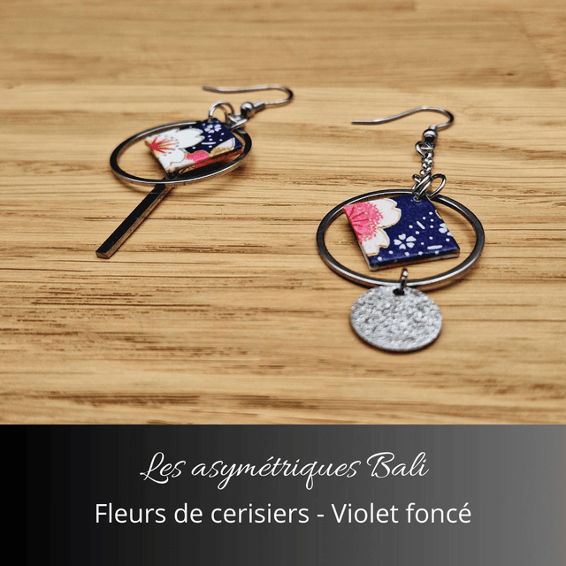 Boucles d'oreilles asymétriques Bali - Violet foncé, fleurs de cerisiers