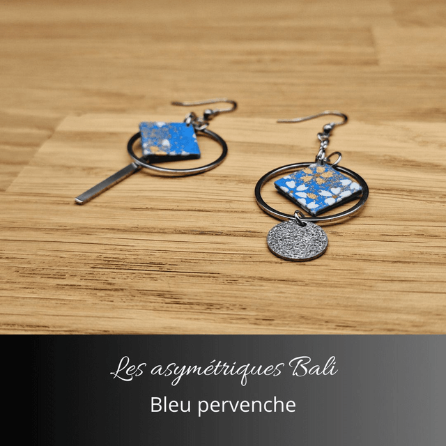 Boucles d'oreilles asymétriques Bali - Bleu pervenche